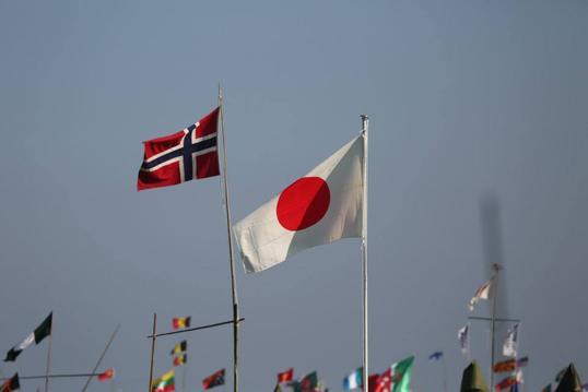 Norsk og japansk flagg Norsk og japansk flagg